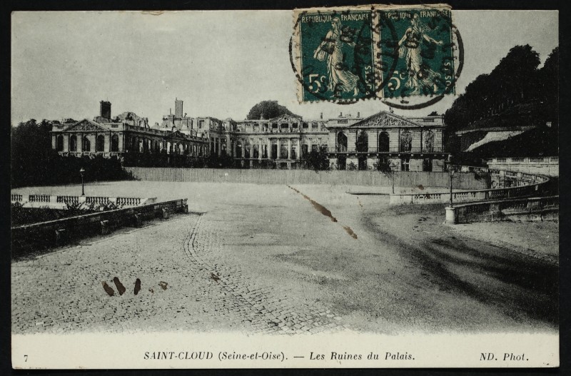 Carte postale ancienne Les Ruines du Palais à Saint-Cloud