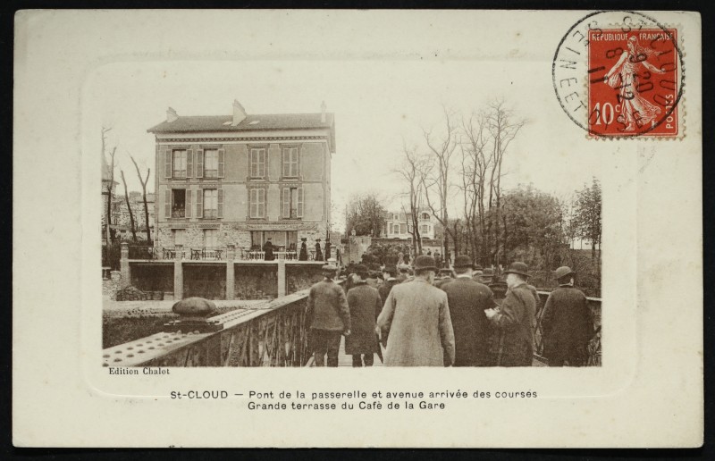 Carte postale ancienne Pont de la passerelle et avenue arrivée des courses. grande terrasse du café de la Gare à Saint-Cloud