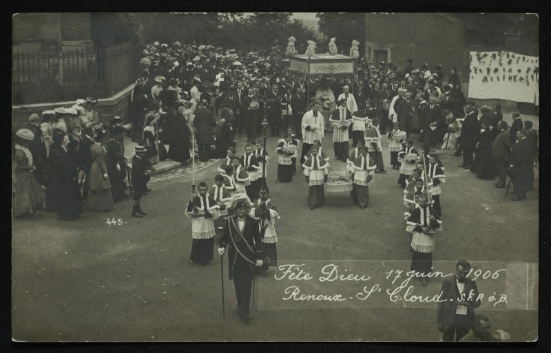 Carte postale ancienne Fête Dieu 17 juin 1906 à Saint-Cloud