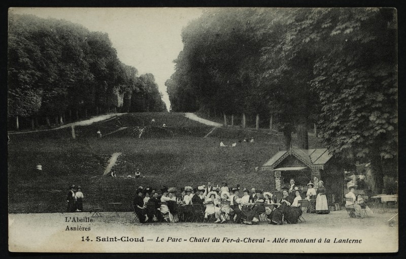 Carte postale ancienne Chalet du Fer-à-Cheval - Allée montant à la Lanterne à Saint-Cloud