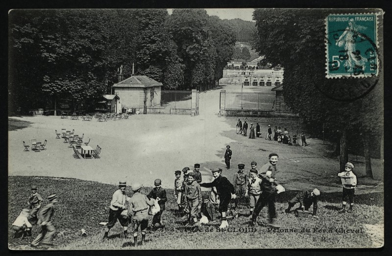 Carte postale ancienne Parc de Saint-Cloud - Pelouse du Fer à Cheval à Saint-Cloud