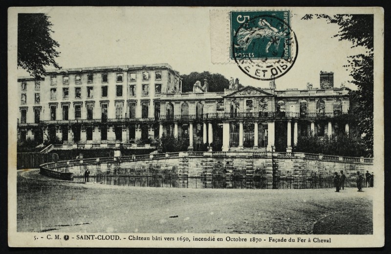 Carte postale ancienne Château bâti vers 1650, incendié en Octobre 1870 - Façade du Fer à Cheval à Saint-Cloud