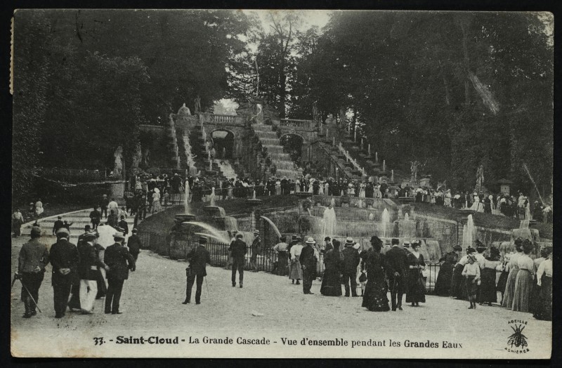 Carte postale ancienne La Grande Cascade - Vue d'ensemble pendant les Grandes Eaux à Saint-Cloud