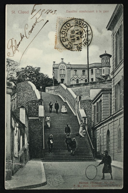 Carte postale ancienne Escalier conduisant à la gare à Saint-Cloud