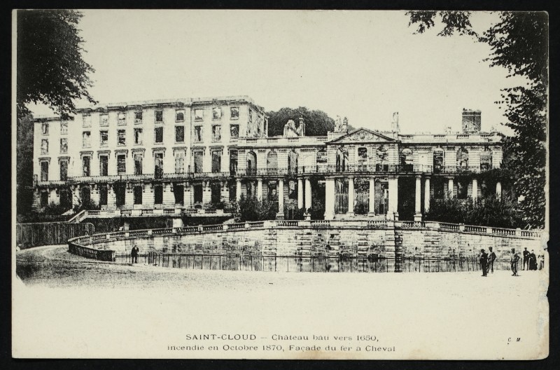 Carte postale ancienne Château bâti vers 1650, incendié en Octobre 1870. Façade du Fer à Cheval à Saint-Cloud