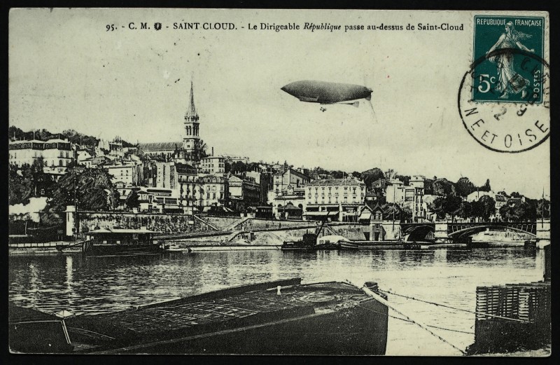 Carte postale ancienne Le Dirigeable "République"passe au-dessus de Saint-Cloud à Saint-Cloud