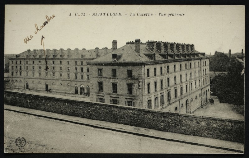 Carte postale ancienne La caserne - vue générale à Saint-Cloud