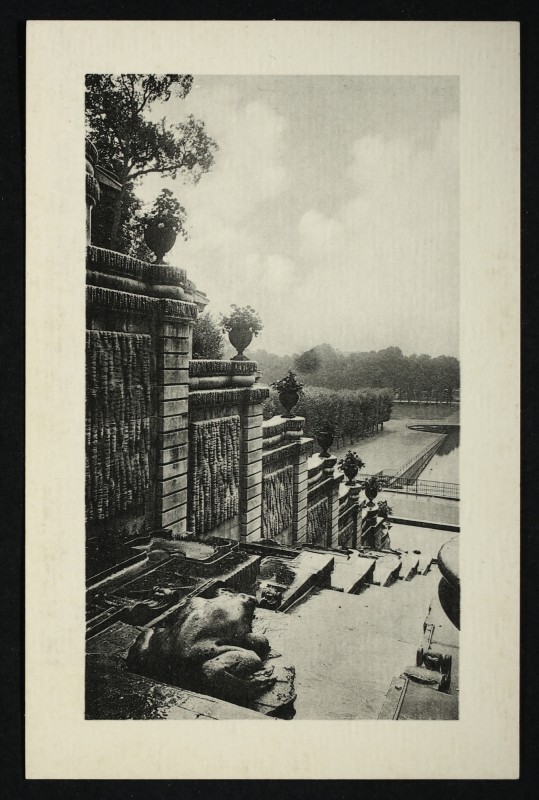 Carte postale ancienne Un coin du Parc vu de la Grande Cascade à Saint-Cloud