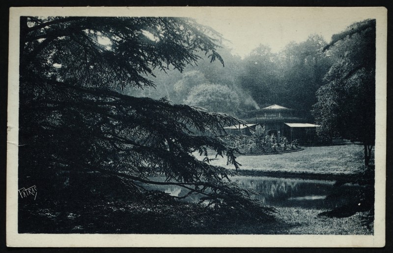 Carte postale ancienne Parc de Saint-Cloud - Le kiosque du Trocadéro (Ancien Kiosque du Prince Impérial) ; Summer-house of the Trocadéro (Belonged to the Prince Imperial) à Saint-Cloud
