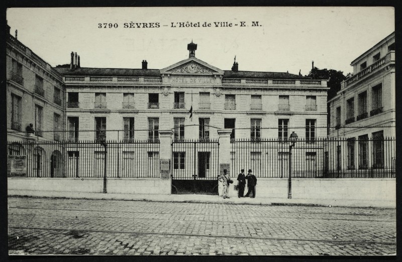 Carte postale ancienne L'Hôtel de Ville à Sèvres