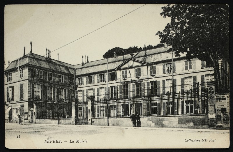 Carte postale ancienne La Mairie à Sèvres