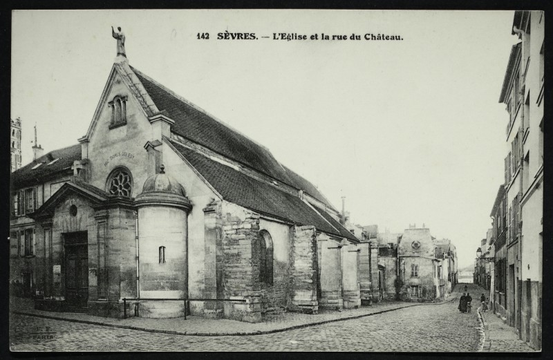 Carte postale ancienne L'Eglise et la rue du Château à Sèvres