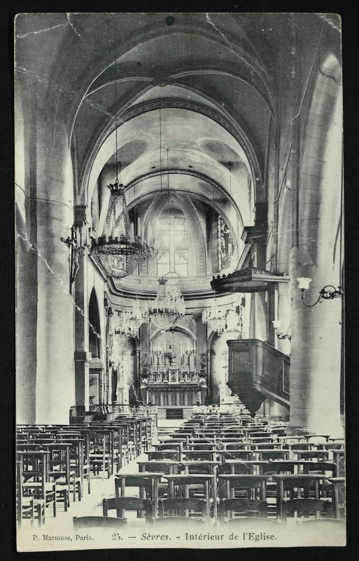 Carte postale ancienne Intérieur de l'Eglise à Sèvres