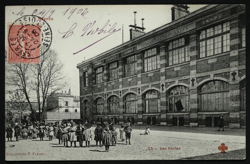Carte postale ancienne Les Ecoles à Sèvres