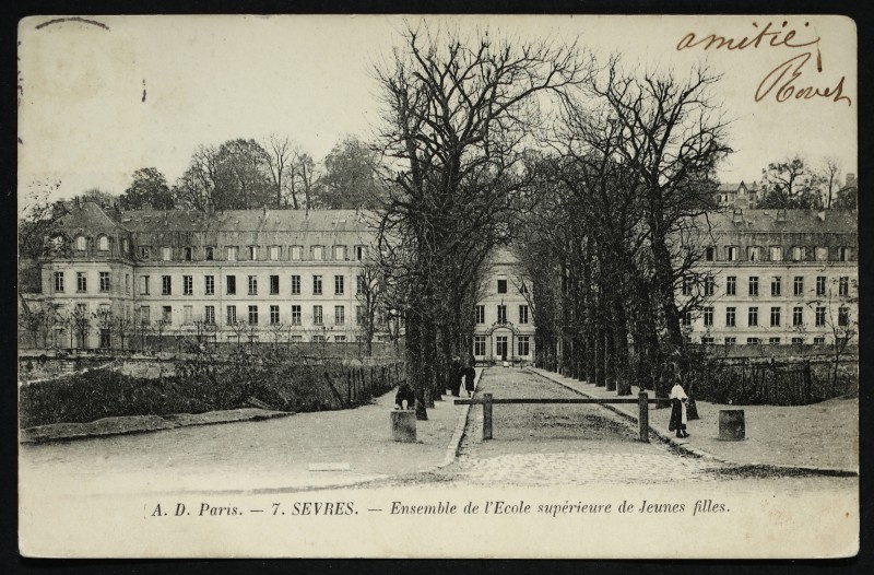 Carte postale ancienne Ensemble de l'Ecole supérieure de Jeunes filles à Sèvres