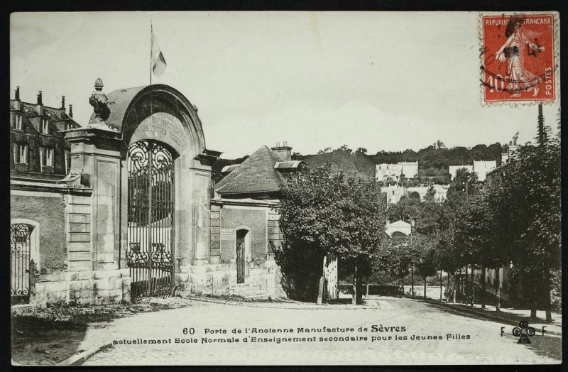 Carte postale ancienne Porte de l'Ancienne Manufacture de Sèvres actuellement Ecole Normale d'Enseignement secondaire pour les Jeunes Filles à Sèvres