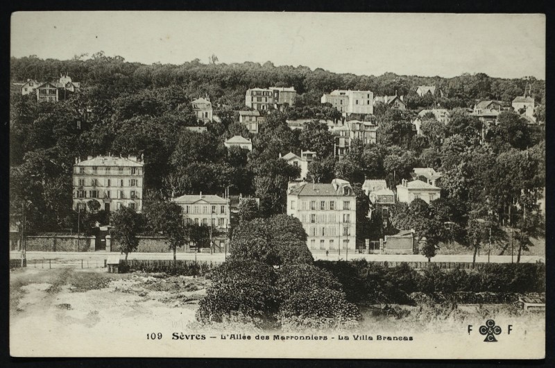 Carte postale ancienne L'Allée des Marronniers - La Villa Brancas à Sèvres