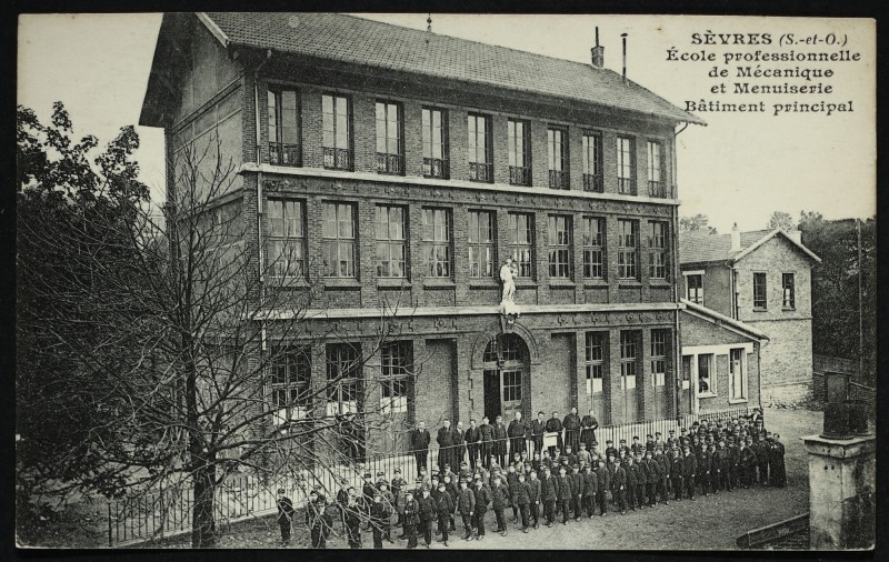 Carte postale ancienne Ecole professionnelle de Mécanique et Menuiserie - Bâtiment principale à Sèvres