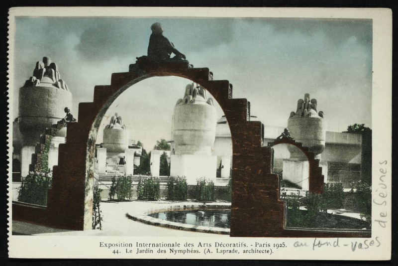 Carte postale ancienne Exposition Internationale des Arts Décoratifs - Paris 1925 - Les illuminations. [La Manufacture Nationle de Sèvres]. Le Jardin des Nymphéas (A. laprade, architecte). à Sèvres