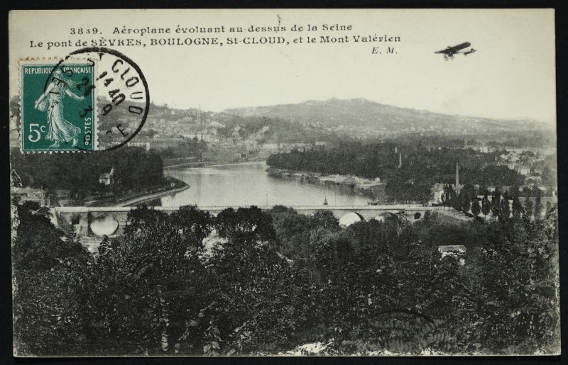 Carte postale ancienne Aéroplane évoluant au-dessus de la Seine - Le pont de Sèvres, Boulogne, Saint-Cloud et le Mont Valérien à Sèvres