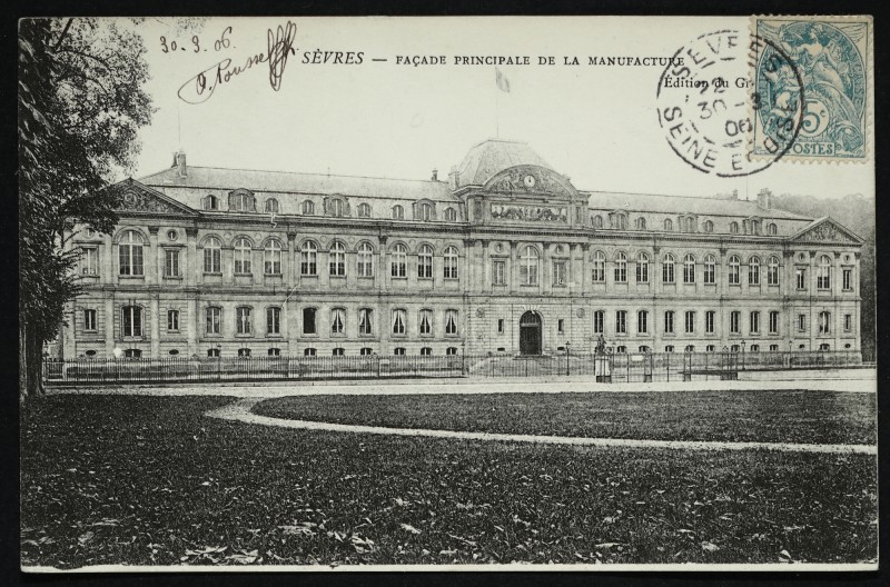 Carte postale ancienne Façade principale de la Manufacture à Sèvres
