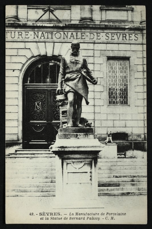 Carte postale ancienne La Manufacture de Porcelaine et la Statue de Bernard Palissy à Sèvres