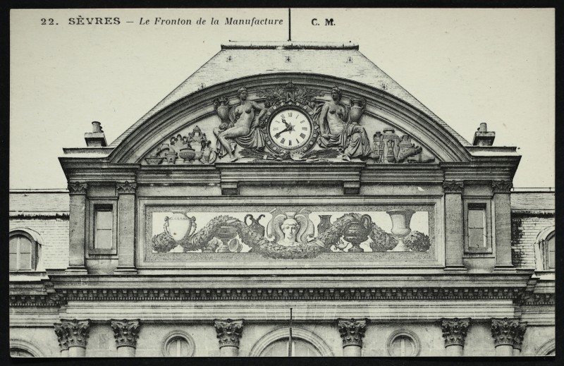 Carte postale ancienne Le Fronton de la Manufacture à Sèvres