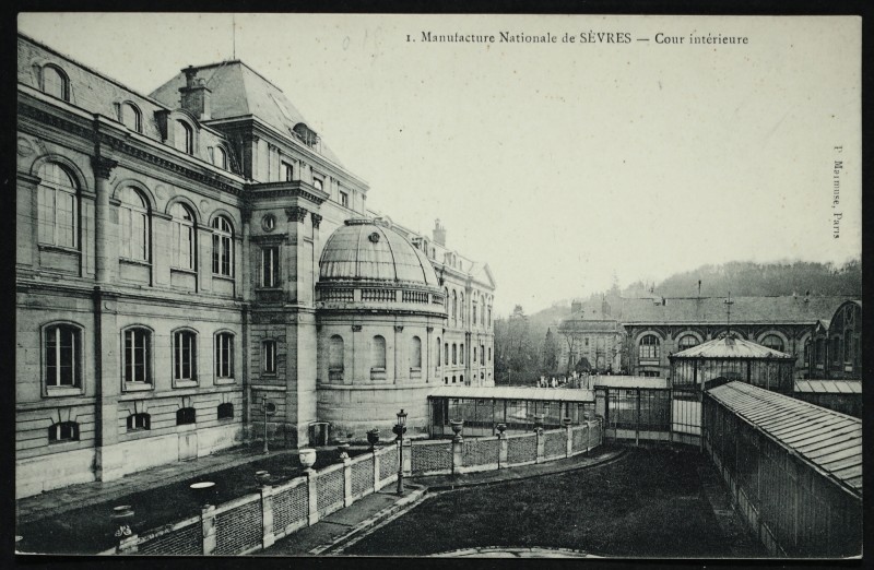 Carte postale ancienne Manufacture Nationale de Sèvres - Cour intérieure à Sèvres