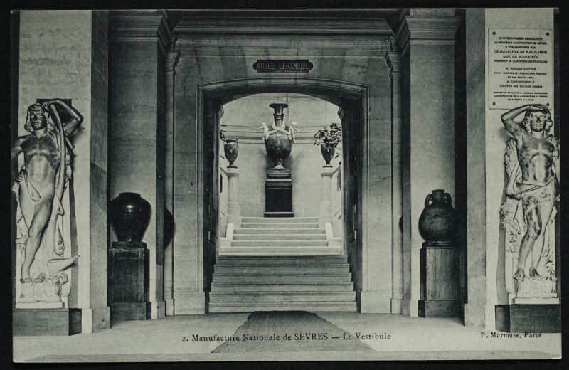 Carte postale ancienne Manufacture Nationale de Sèvres - Le Vestibule à Sèvres