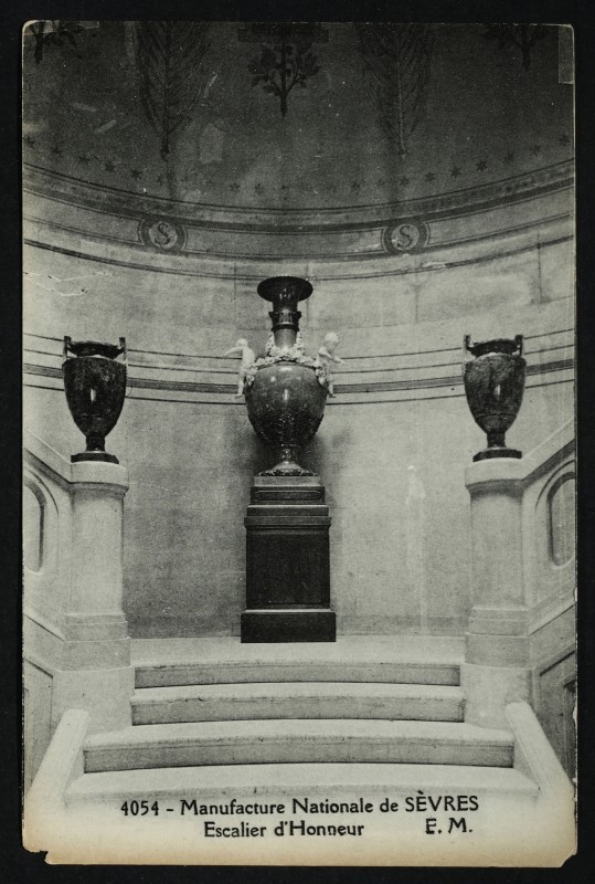 Carte postale ancienne Manufacture Nationale de Sèvres - Escalier d'honneur à Sèvres