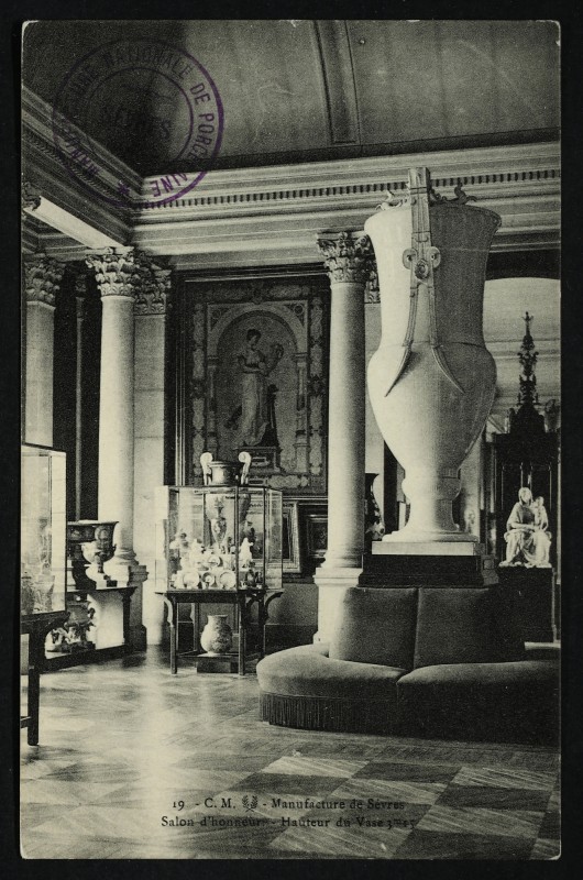 Carte postale ancienne Manufacture de Sèvres - salon d'honneur. - Hauteur du Vase 3m15 à Sèvres