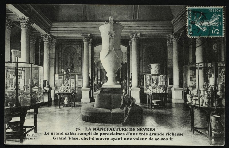 Carte postale ancienne La Manufacture de Sèvres - Le grand salon rempli de porcelaines d'une très grande richesses. Grand Vase, chef-d'oeuvre ayant une valeur de 50.000 fr. à Sèvres