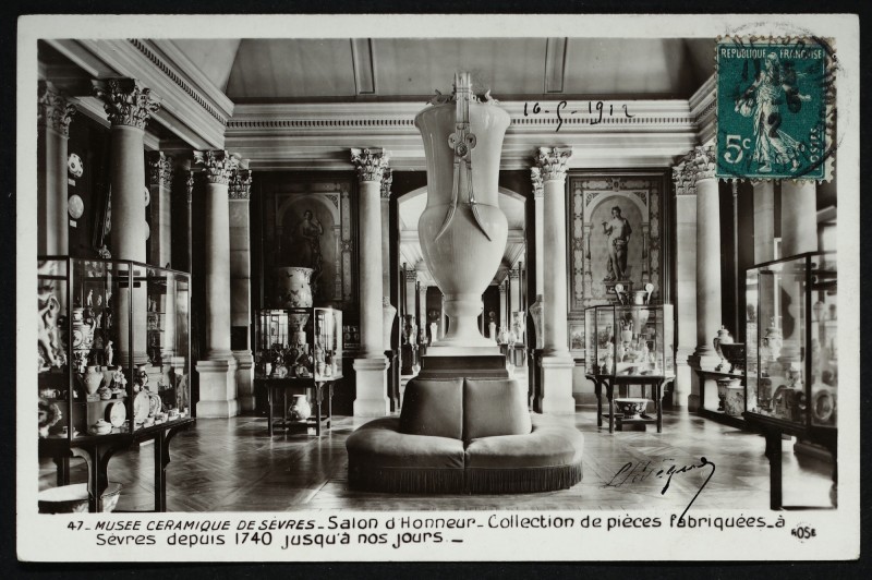 Carte postale ancienne Musée céramique de Sèvres - Salon d'honneur - Collection de pièces fabriquées à Sèvres depuis 1740 jusqu'à nos jour. à Sèvres