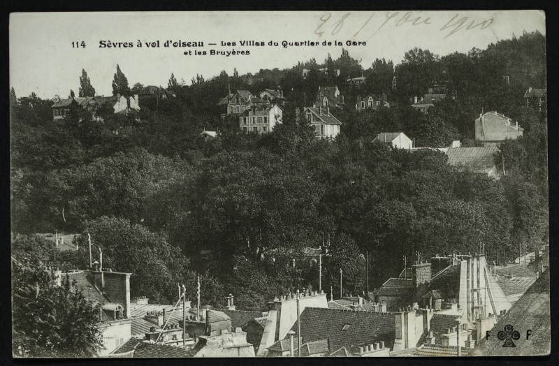 Carte postale ancienne Sèvres à vol d'oiseau - Les villas du Quartier de la Gare et les Bruyères à Sèvres