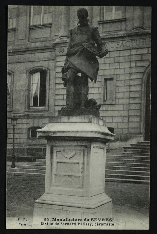 Carte postale ancienne Manufacture de Sèvres - statue de Bernard Pallisy, céramiste à Sèvres