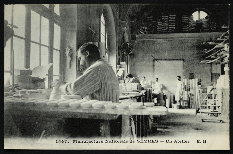 Carte postale ancienne Manufacture Nationale de Sèvres - Un Atelier à Sèvres