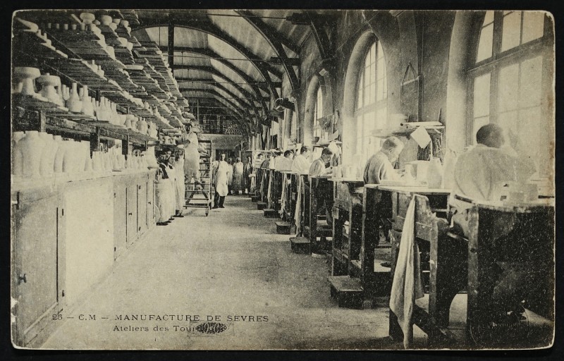 Carte postale ancienne Manufacture de Sèvres - Atelier de Tour à Sèvres