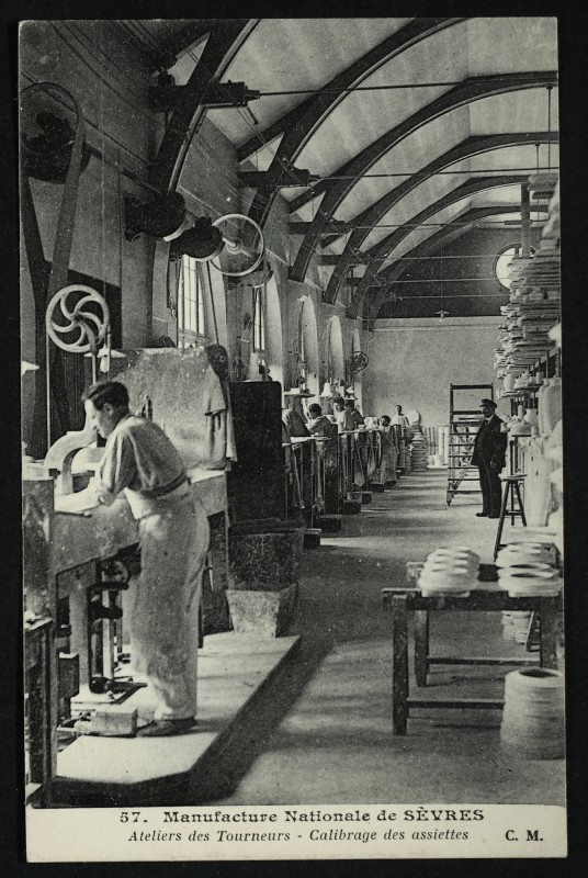 Carte postale ancienne Manufacture Nationale de Sèvres - Atelier des Tourneurs - Calibrage des assiettes à Sèvres