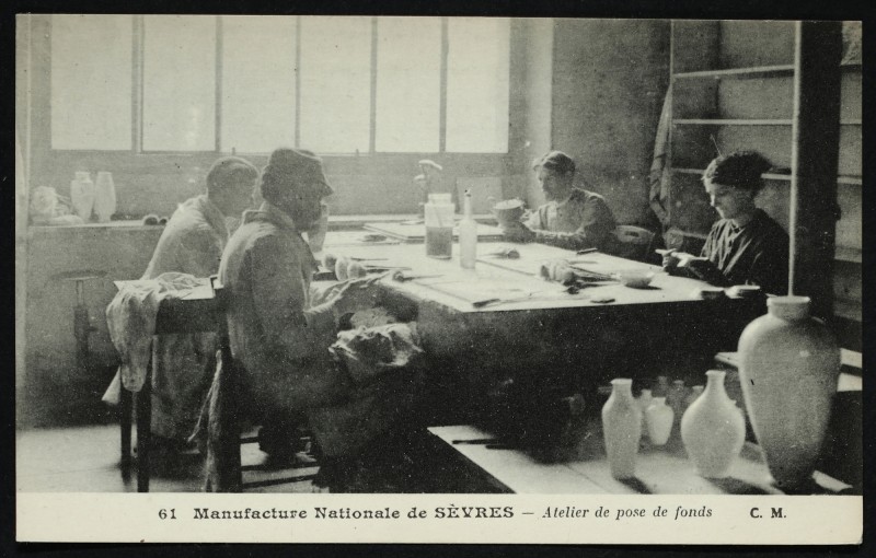 Carte postale ancienne Manufacture Nationale de Sèvres - Atelier de pose de fonds à Sèvres