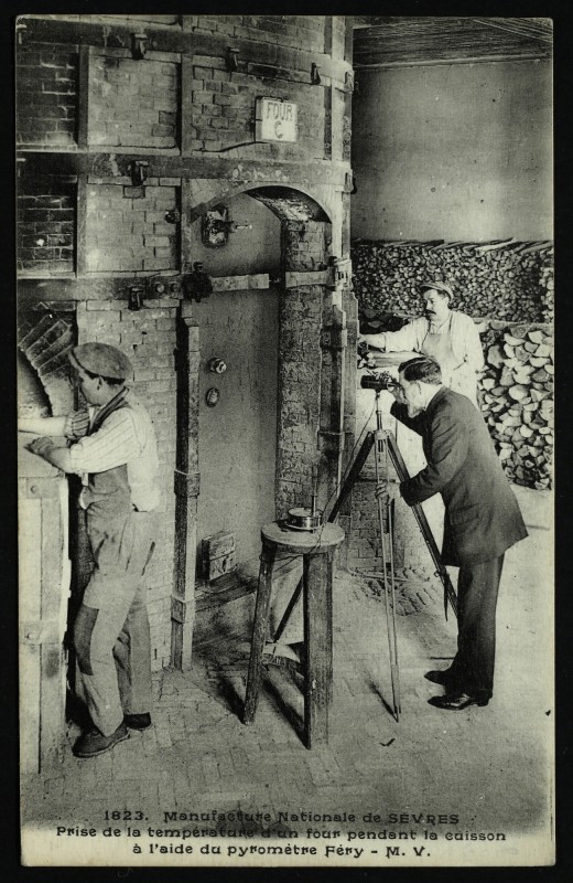 Carte postale ancienne Manufacture Nationale de Sèvres - Prise de la température d'un four pendant la cuisson à l'aide du pyromètre Féry à Sèvres