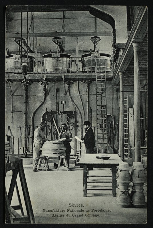 Carte postale ancienne Manufacture Nationale de Porcelaine - Atelier de Grand Coulage à Sèvres