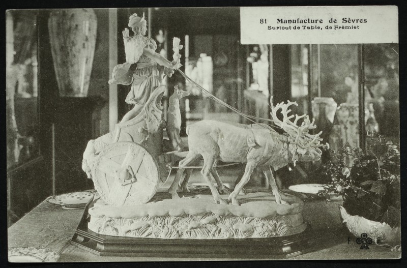 Carte postale ancienne Manufacture de Sèvres - Surtout de table de Frémiet à Sèvres