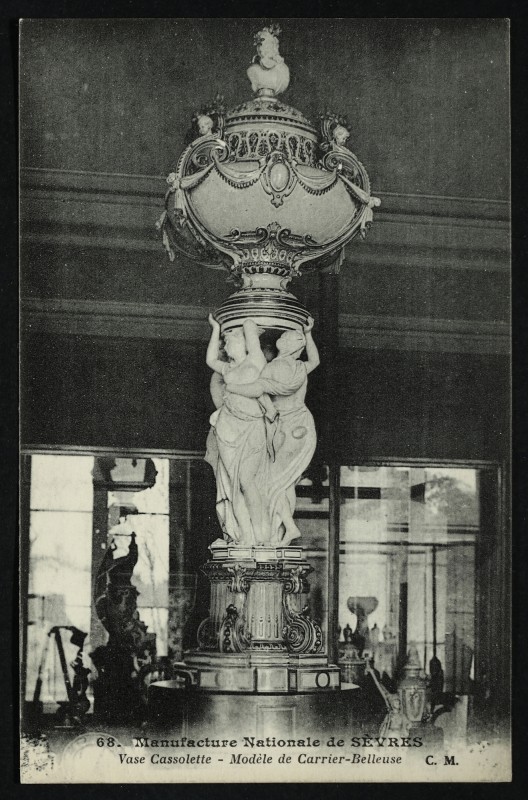 Carte postale ancienne Manufacture Nationale de Sèvres - Vase Cassolette - Modèle  de M. Carrier-Belleuse (ièce unique) à Sèvres