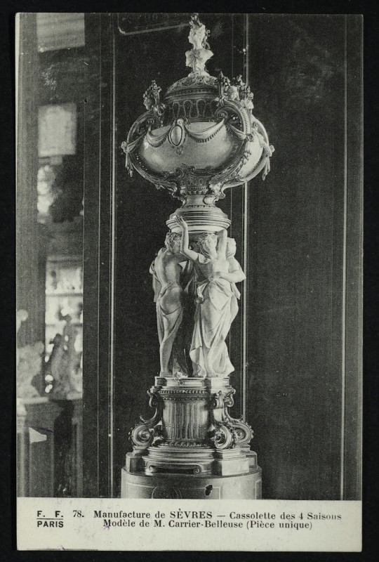 Carte postale ancienne Manufacture  de Sèvres - Vase Cassolette des 4 saisons - Modèle  de M. Carrier-Belleuse (Pièce unique) à Sèvres