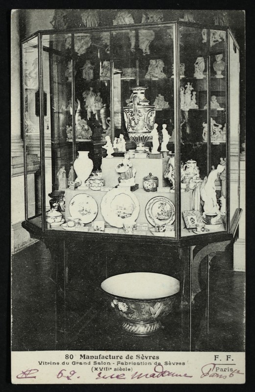 Carte postale ancienne Manufacture  de Sèvres - Vitrine du Grand Salon - Fabrication de Sèvres (XVIIIè siècle) à Sèvres
