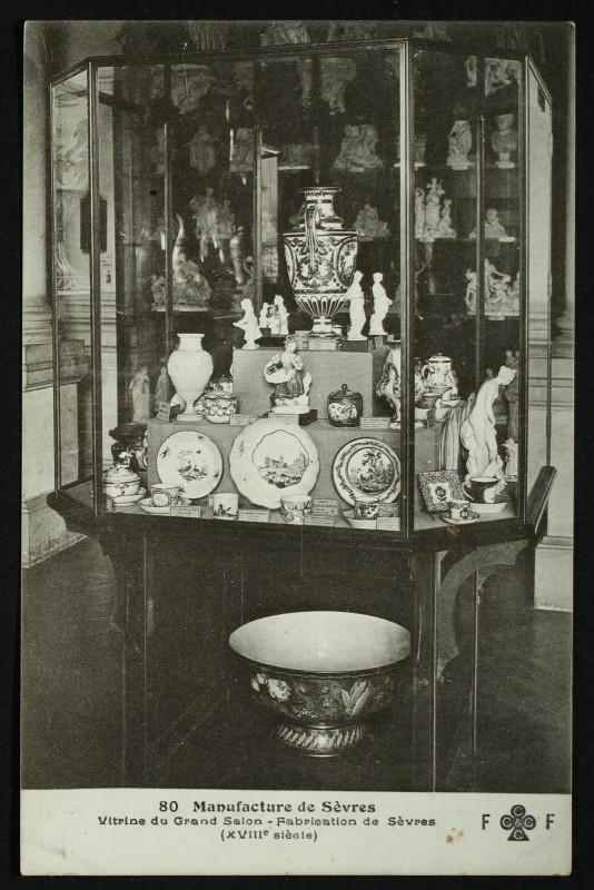 Carte postale ancienne Manufacture  de Sèvres - Vitrine du Grand Salon - Fabrication de Sèvres (XVIIIè siècle) à Sèvres