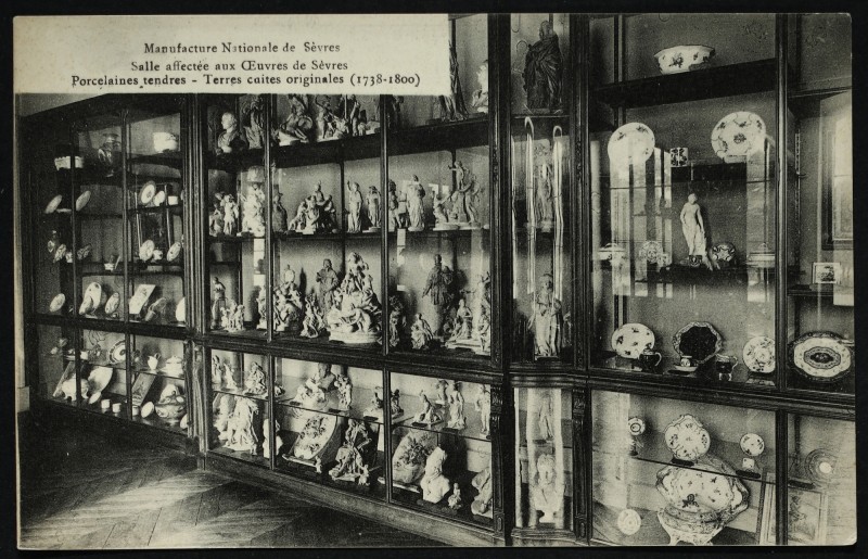 Carte postale ancienne Manufacture Nationale de Sèvres - Salle affectée aux oeuvres de Sèvres - Porcelaines tendres - Terre cuites originales (1738-1800). à Sèvres