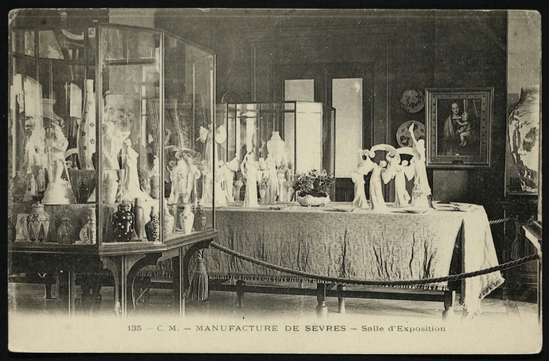 Carte postale ancienne Manufacture de Sèvres - Salle d'exposition à Sèvres