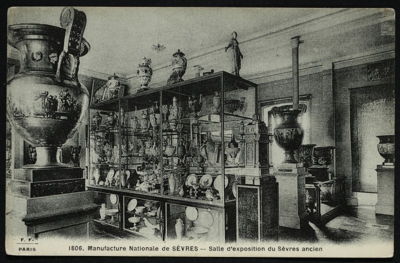 Carte postale ancienne Manufacture Nationale de Sèvres - Salle d'exposition du Sèvres ancien à Sèvres