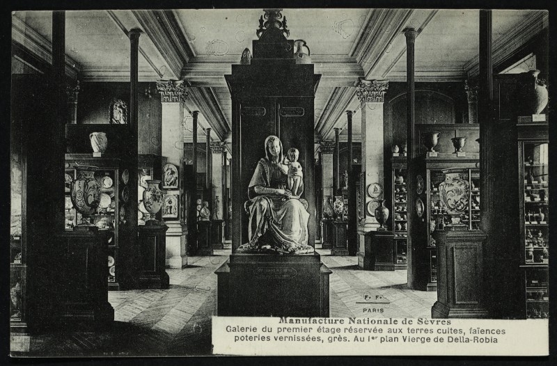 Carte postale ancienne Manufacture Nationale de Sèvres - Galerie du premier étage réservée aux terres cuites, faïences, poterie vernissées, grès. Au 1er plan Vierge de Della-Robla à Sèvres